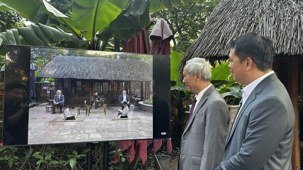 Chủ tịch Hội Di sản Văn hóa Việt Nam, PGS. TS. Đỗ Văn Trụ và Giám đốc Trung tâm Hoạt động Văn hóa Khoa học Văn Miếu - Quốc Tử Giám Lê Xuân Kiêu trải nghiệm ứng dụng. Ảnh: BTC