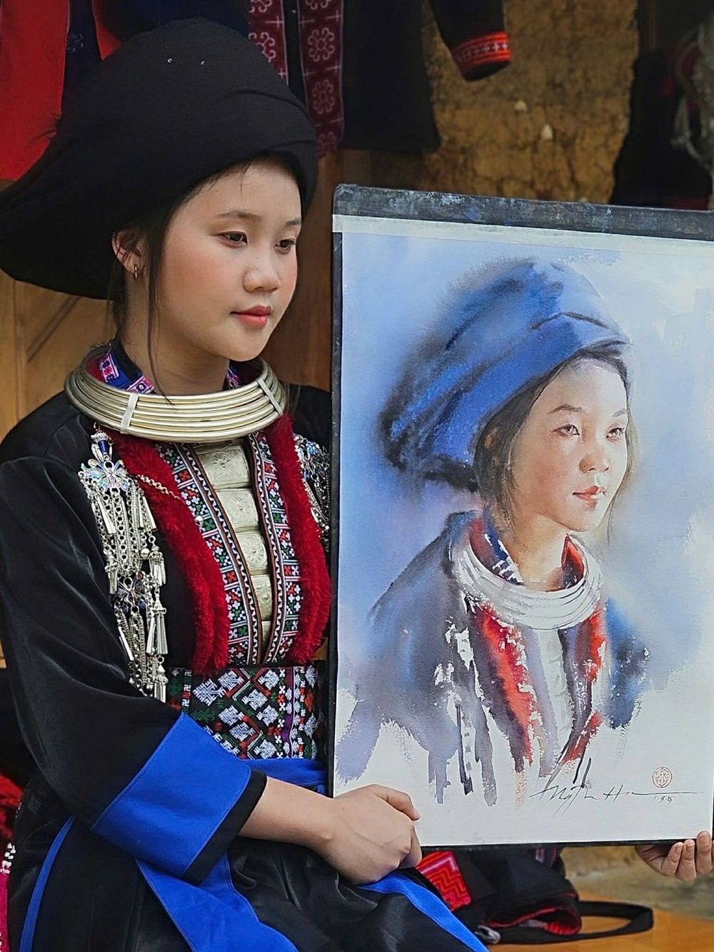 Người mẫu và bức chân dung màu nước của Nguyễn Thu Hà. Ảnh: BTC