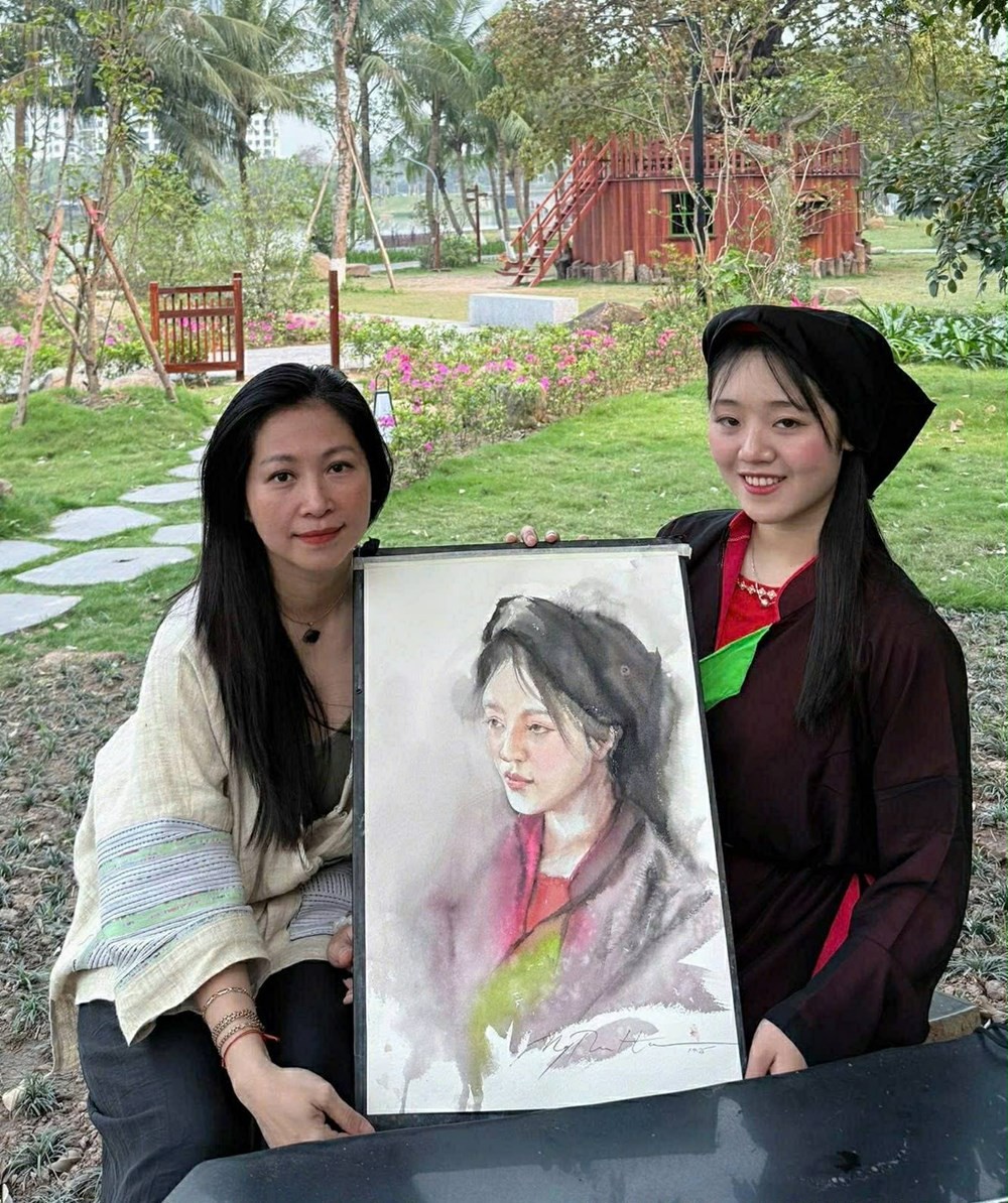 Nữ họa sĩ bên tác phẩm và người mẫu. Ảnh: BTC
