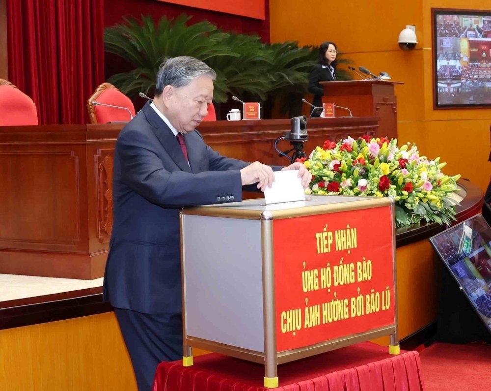 Tổng Bí thư Tô Lâm và các đại biểu ủng hộ đồng bào chịu ảnh hưởng bão lũ