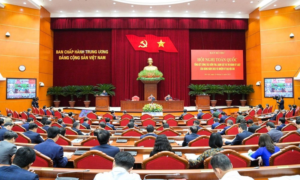 Tổng Bí thư Tô Lâm và các đại biểu ủng hộ đồng bào chịu ảnh hưởng bão lũ