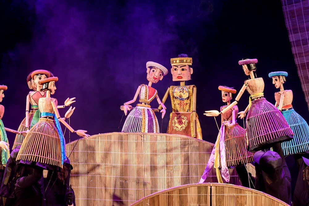 Các con rối được tạo hình bằng tre được điều khiển vô cùng khéo léo đã mang lại cảm giác tươi mới trên sân khấu. Ảnh: BTC