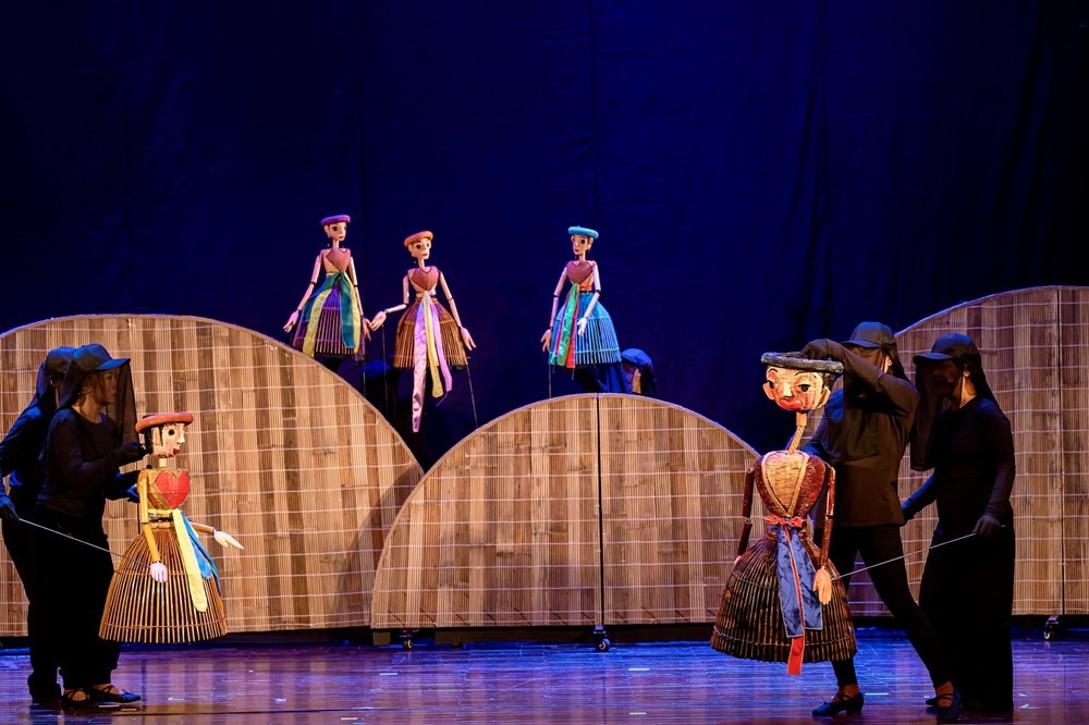 Sân khấu nhiều tầng mang lại nhiều đất diễn cho các nghệ sĩ. BTC