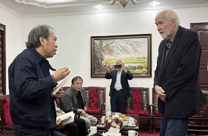 Đoàn dịch giả Mỹ dịch “Truyện Kiều” thăm Hội Nhà văn Việt Nam