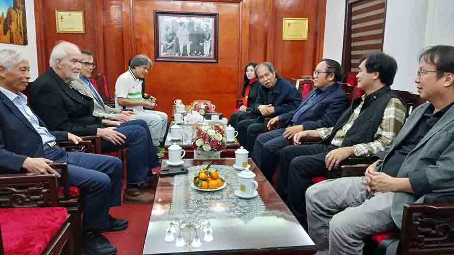 Đoàn dịch giả Mỹ dịch “Truyện Kiều” thăm Hội Nhà văn Việt Nam