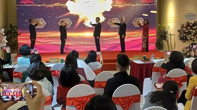 Các đại biểu thực hiện nghi thức khai mạc triển lãm. Ảnh: BTC