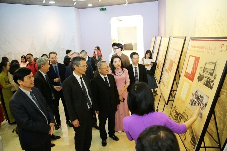 Các đại biểu tham quan triển lãm. Ảnh: BTC