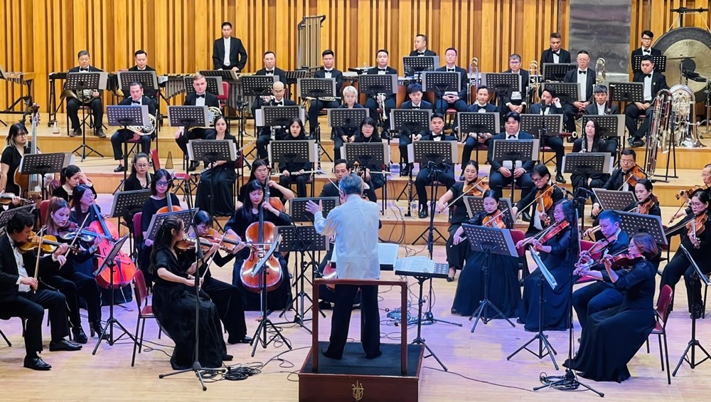 Một tiết mục do Dàn nhạc Giao hưởng Quốc gia Việt Nam và Dàn Hợp xướng Nhà hát Nhạc vũ kịch Việt Nam biểu diễn, dưới sự chỉ huy của Nhạc trưởng Tetsuji Honna. Ảnh: BTC