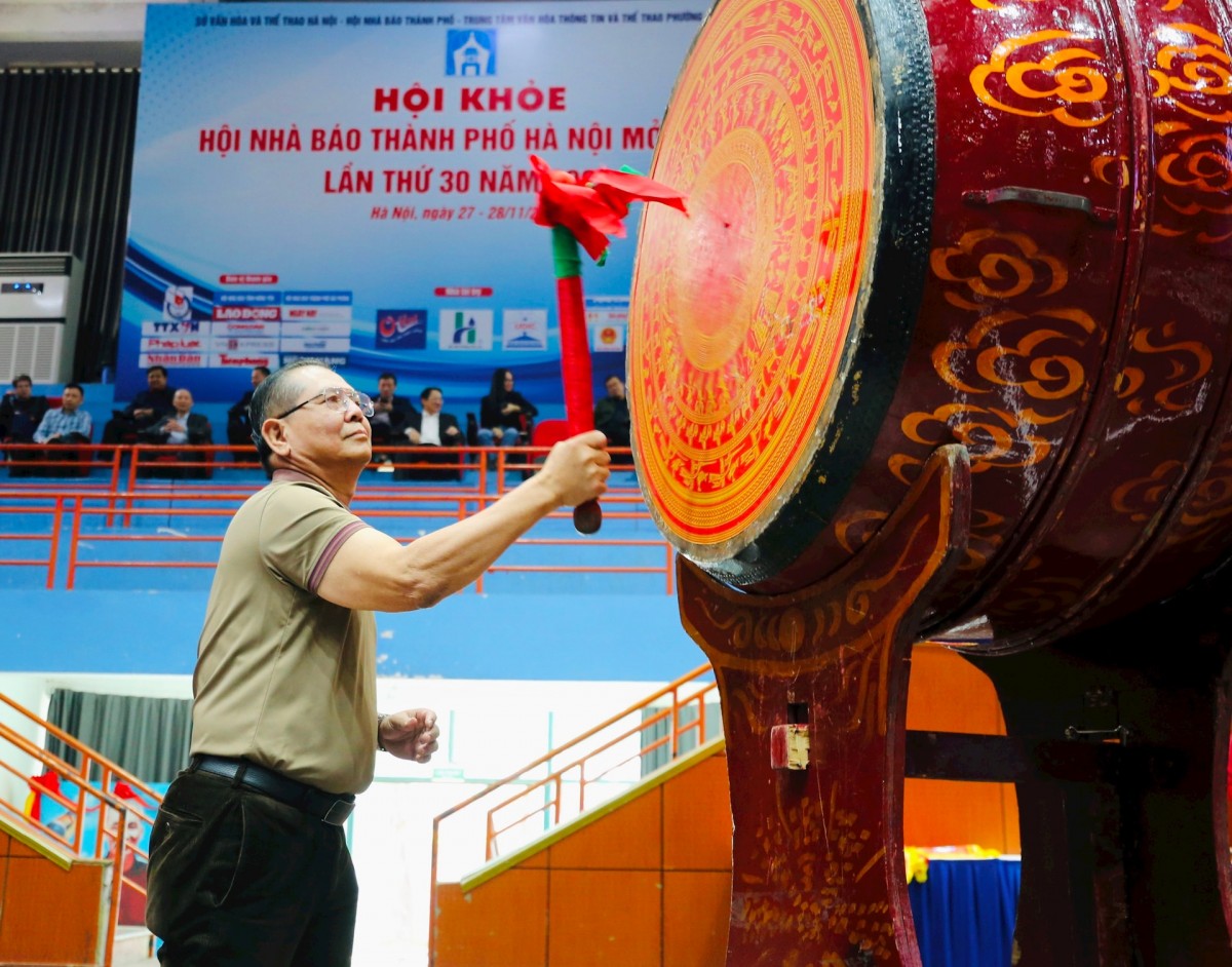 Nhà báo Tô Quang Phán - Ủy viên Ban Thường vụ Hội Nhà báo Việt Nam, Chủ tịch Hội Nhà báo thành phố Hà Nội, Trưởng ban tổ chức Hội khỏe - đánh trống khai mạc. Ảnh: H.N.M.