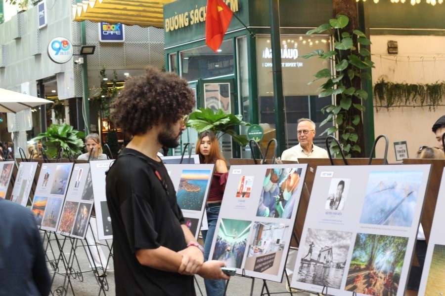 Công chúng và du khách tham quan triển lãm. Ảnh: baotintuc.vn