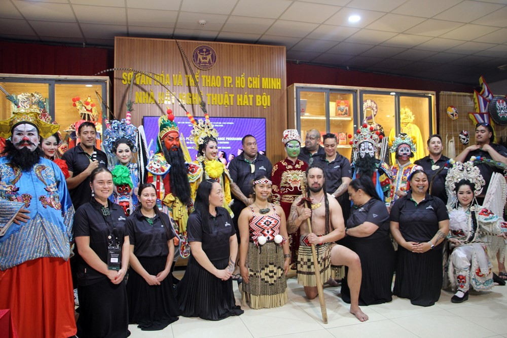 Các khách mời, đại biểu và nghệ sĩ 2 nước chụp ảnh lưu niệm. Ảnh: BTC