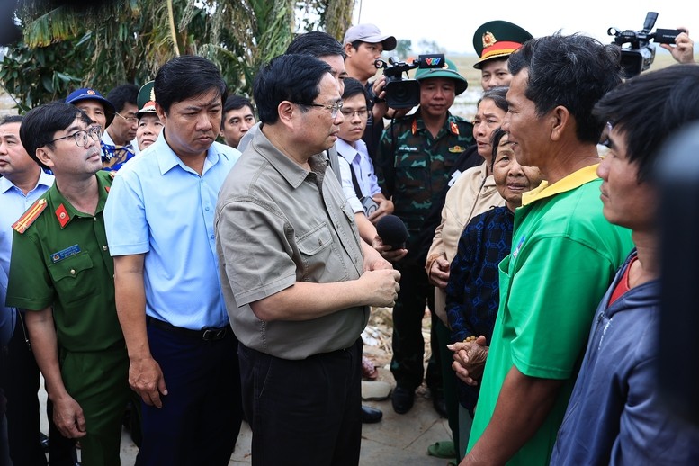 Thủ tướng: Tập trung toàn lực khắc phục hậu quả mưa lũ