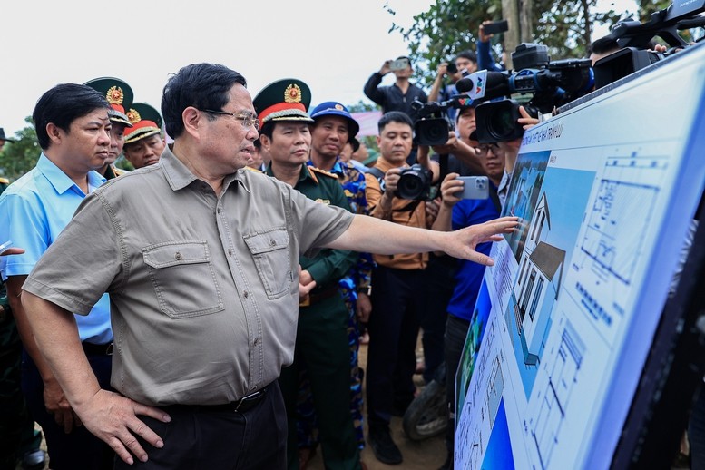 Thủ tướng: Tập trung toàn lực khắc phục hậu quả mưa lũ