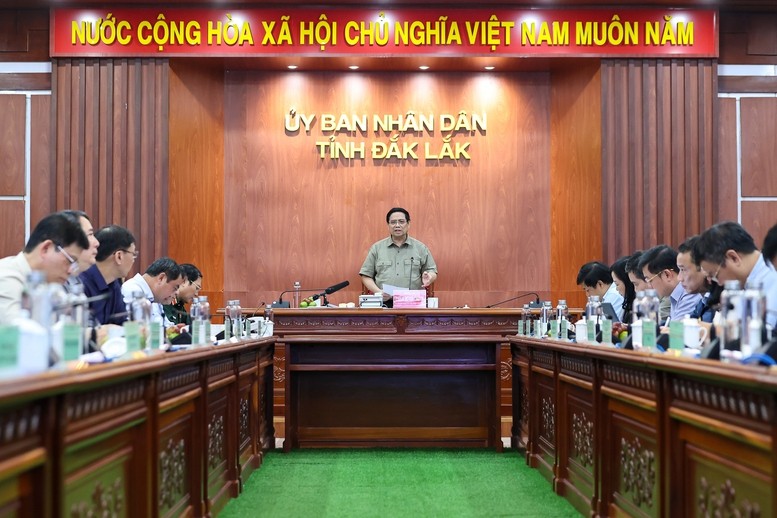 Thủ tướng: Tập trung toàn lực khắc phục hậu quả mưa lũ