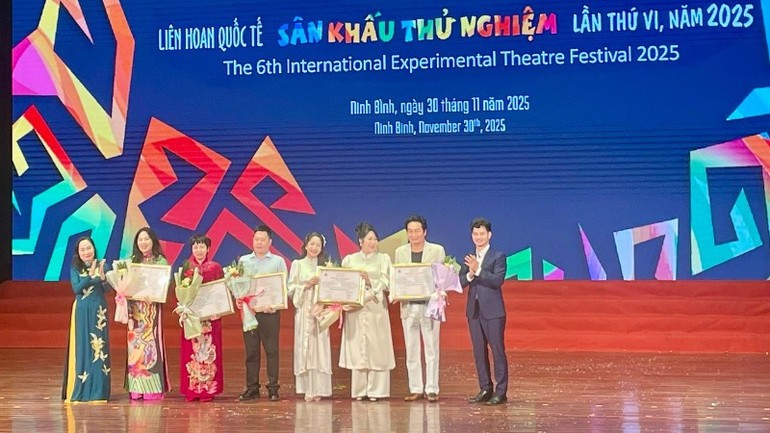 “Đêm nay là đêm nào”, “Người đi dép cao su” được vinh danh tại Liên hoan Quốc tế sân khấu thử nghiệm