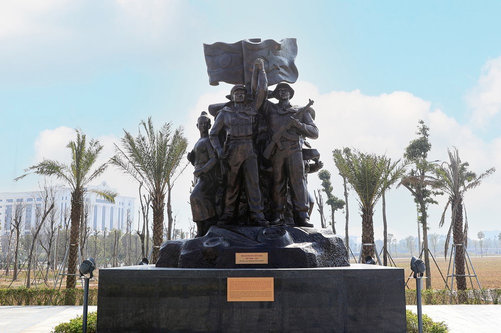 Hoàn thành trưng bày cụm tượng Tình đoàn kết hữu nghị Việt Nam - Lào