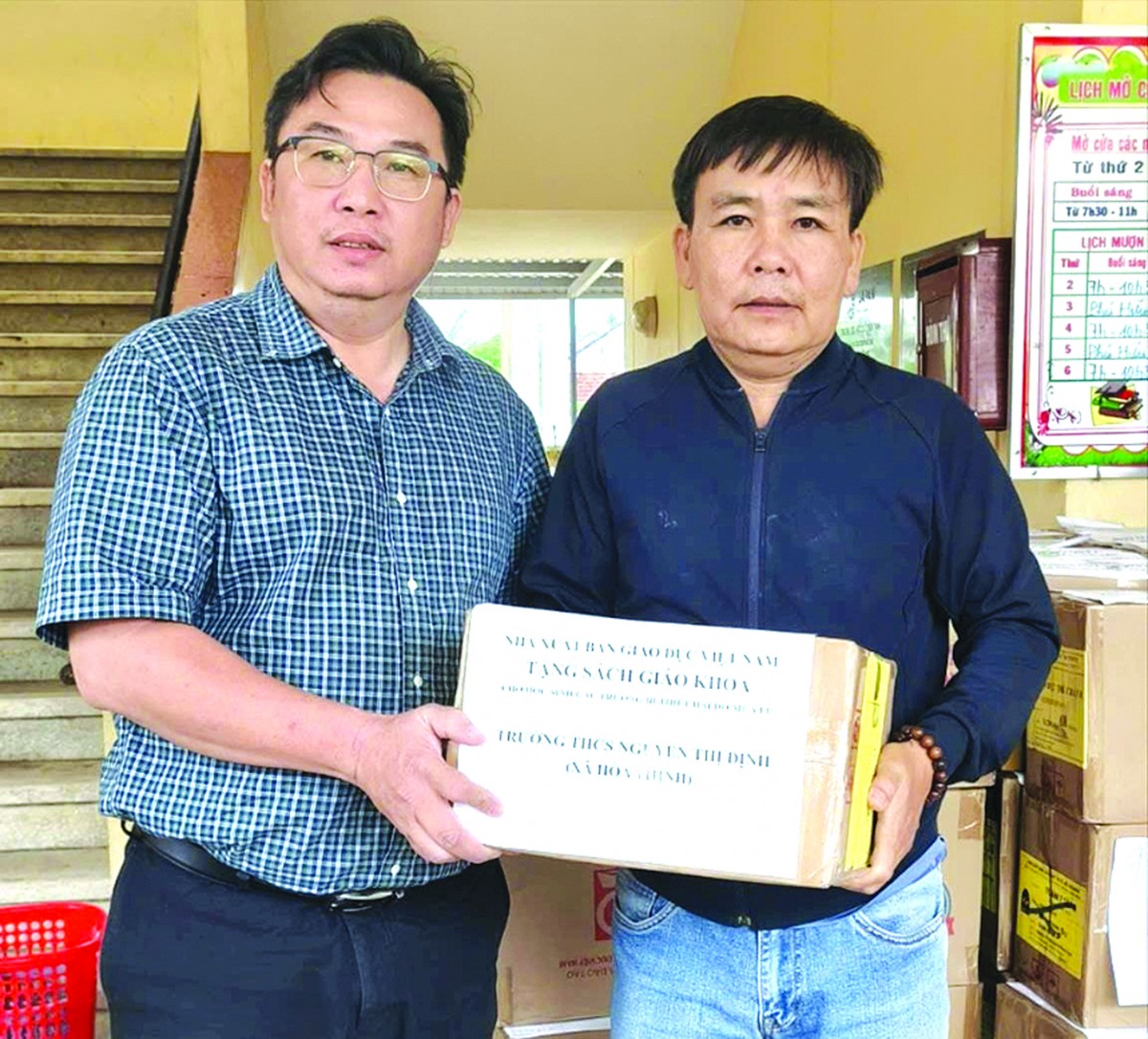 Xuyên đêm chở sách mới về vùng lũ