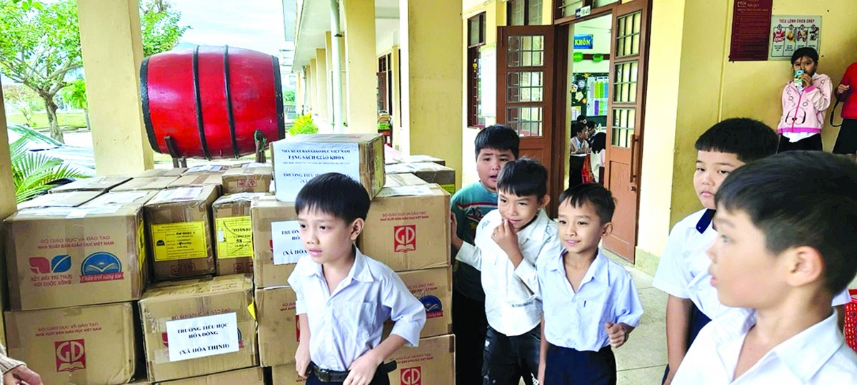 Xuyên đêm chở sách mới về vùng lũ