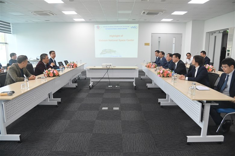Tăng cường hợp tác toàn diện với Trung tâm Vũ trụ Việt Nam