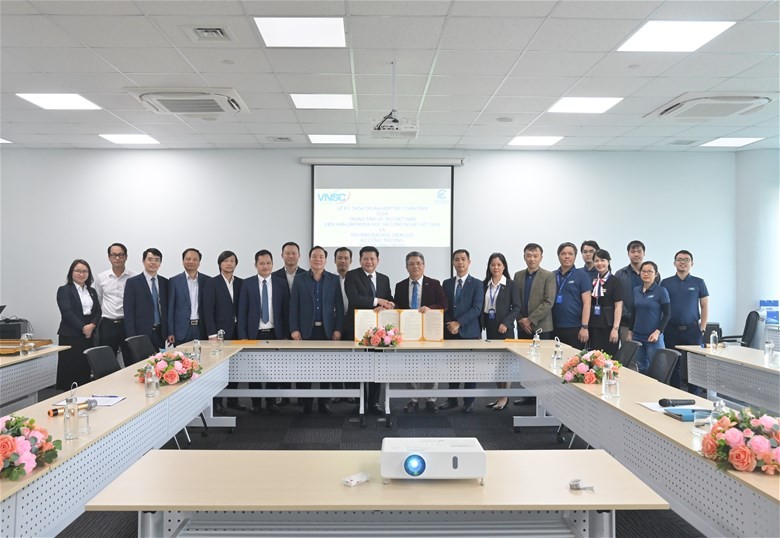 Tăng cường hợp tác toàn diện với Trung tâm Vũ trụ Việt Nam