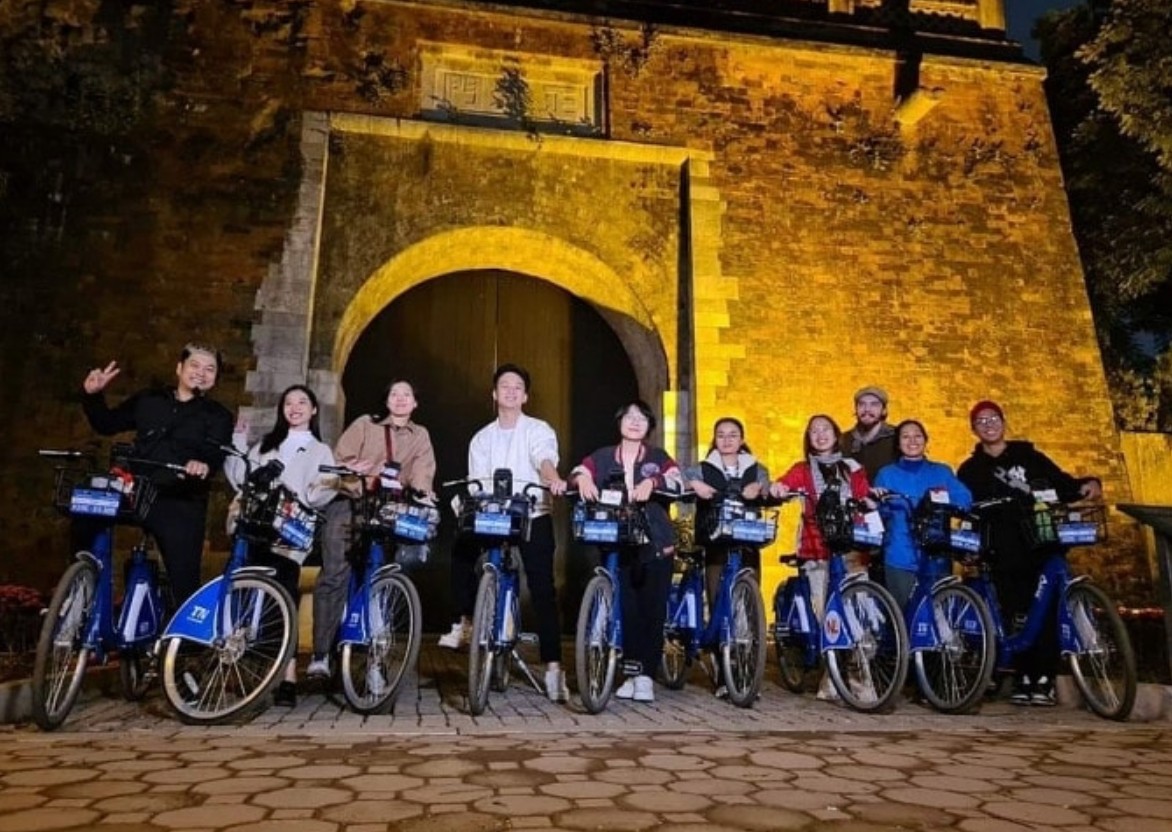 Tour xe đạp đêm là một trong những sản phẩm điểm nhấn của chương trình “Hà Nội Đẹp Sound”. Ảnh: M.H