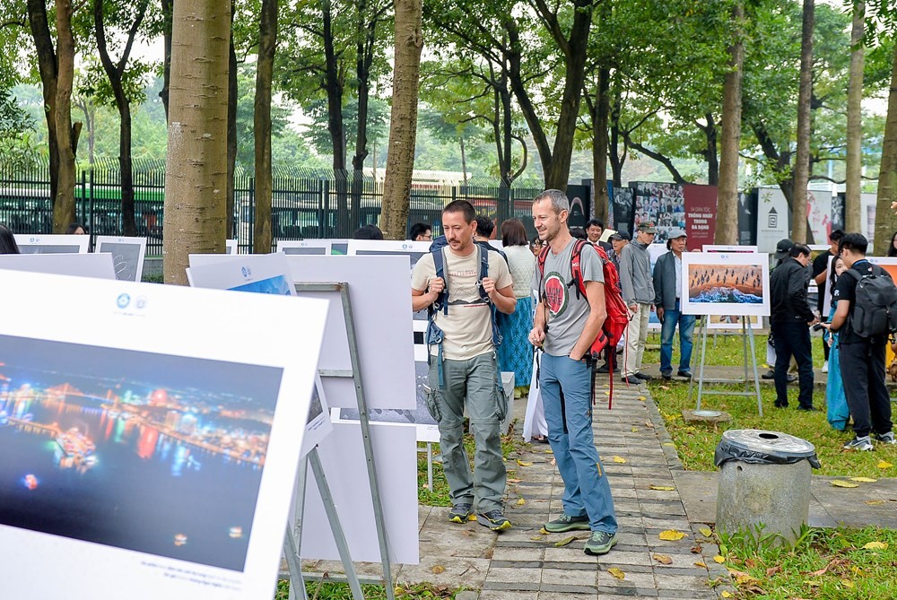 Du khách tham quan Triển lãm. Ảnh: BTC