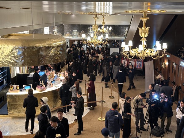 Đông đảo người tham dự lễ khai mạc, mong chờ được thưởng thức “Tử chiến trên không”.