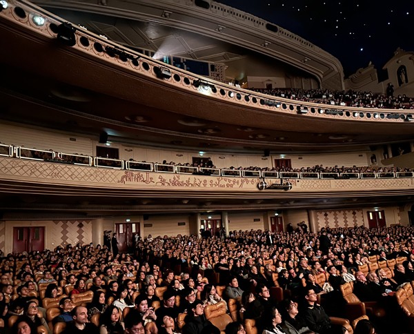 Hơn 2000 chỗ ngồi trong rạp Grand Rex được lấp kín.