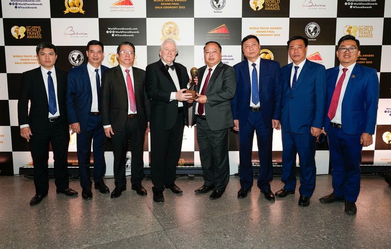 Chủ tịch Ủy ban nhân dân tỉnh Tuyên Quang Phan Huy Ngọc nhận cúp chiến thắng hạng mục “Điểm đến văn hóa hàng đầu thế giới năm 2025”. Ảnh: BTC