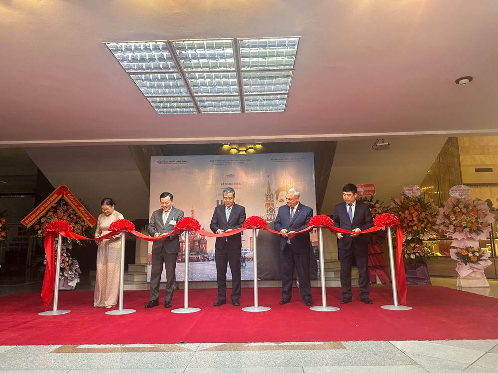 Các đại biểu cắt băng khai mạc Trưng bày. Ảnh: BTC