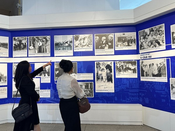 khai mac trung bay chuyen de dau chan ho chi minh tren que huong cach mang thang muoi