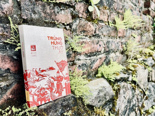 trung hung thuo ay doc lai mot thoi dai voi mat nhin phan bien