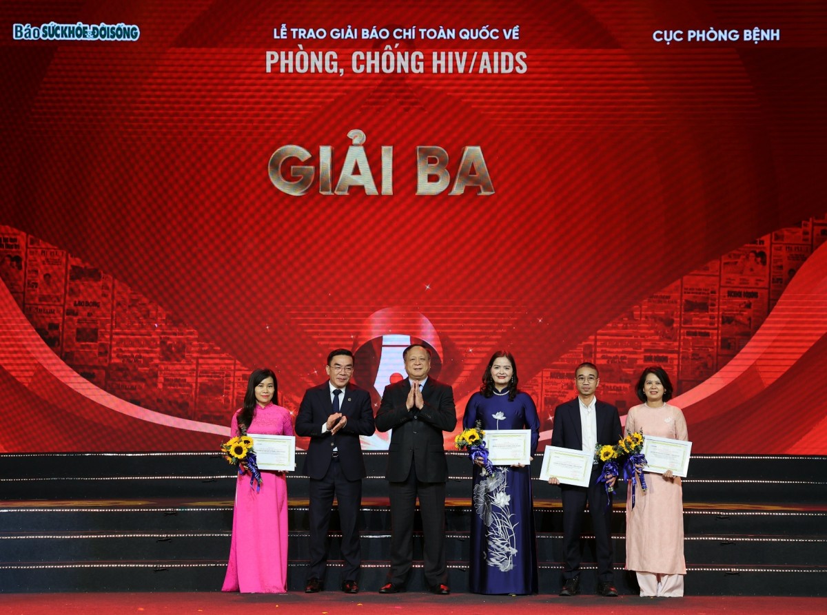 PGS.TS Phạm Đức Mạnh - Phó Cục trưởng Cục Phòng bệnh; TS Nguyễn Lương Tâm - Chủ tịch Công đoàn Y tế Việt Nam trao giải Ba cho các tác giả và tác phẩm đạt giải. Ảnh: BTC