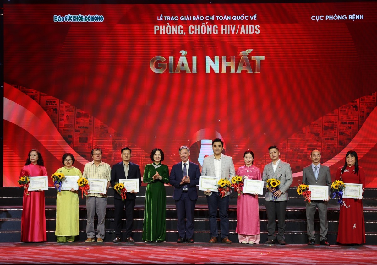 PGS.TS Nguyễn Thị Liên Hương, Thứ trưởng Bộ Y tế lên sân khấu trao giải cho các tác giả và tác phẩm đạt giải Nhất. Ảnh: BTC