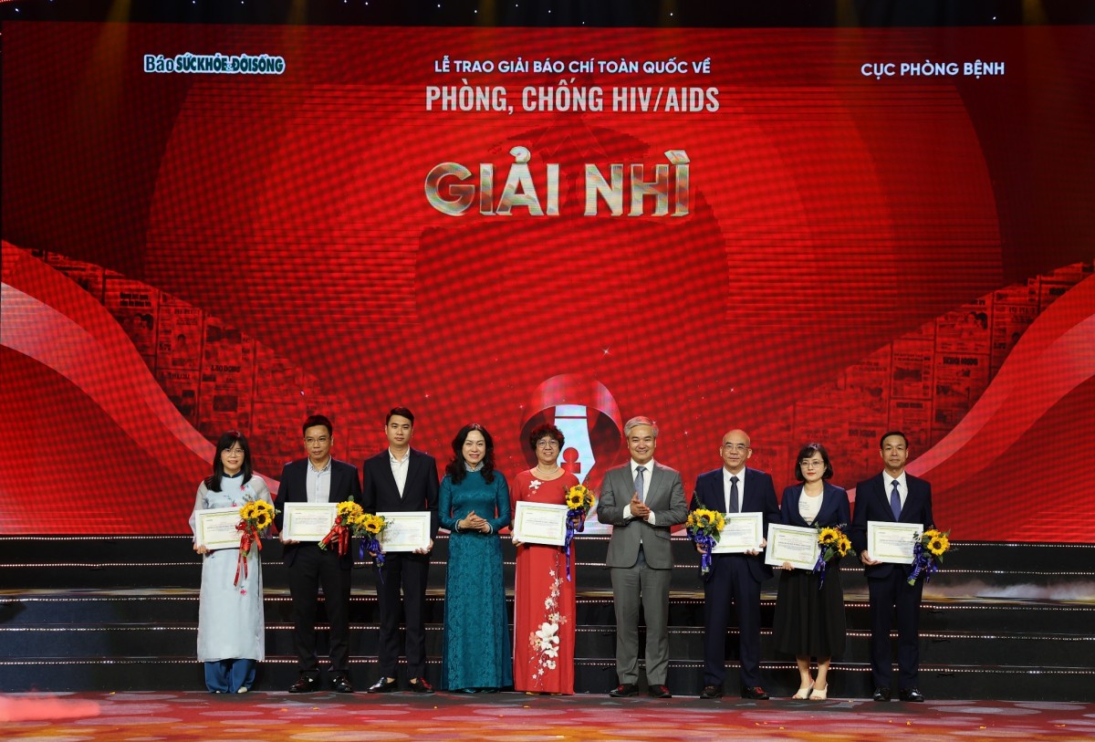Nhà báo Trần Tuấn Linh - Tổng Biên tập Báo Sức khỏe và Đời sống, Trưởng ban Tổ chức; PGS.TS Phan Thị Thu Hương, Chủ tịch Hội đồng Trường Đại học Y Hà Nội - Chủ tịch Hội đồng giám khảo trao giải cho các tác giả và tác phẩm đạt giải Nhì. Ảnh: BTC