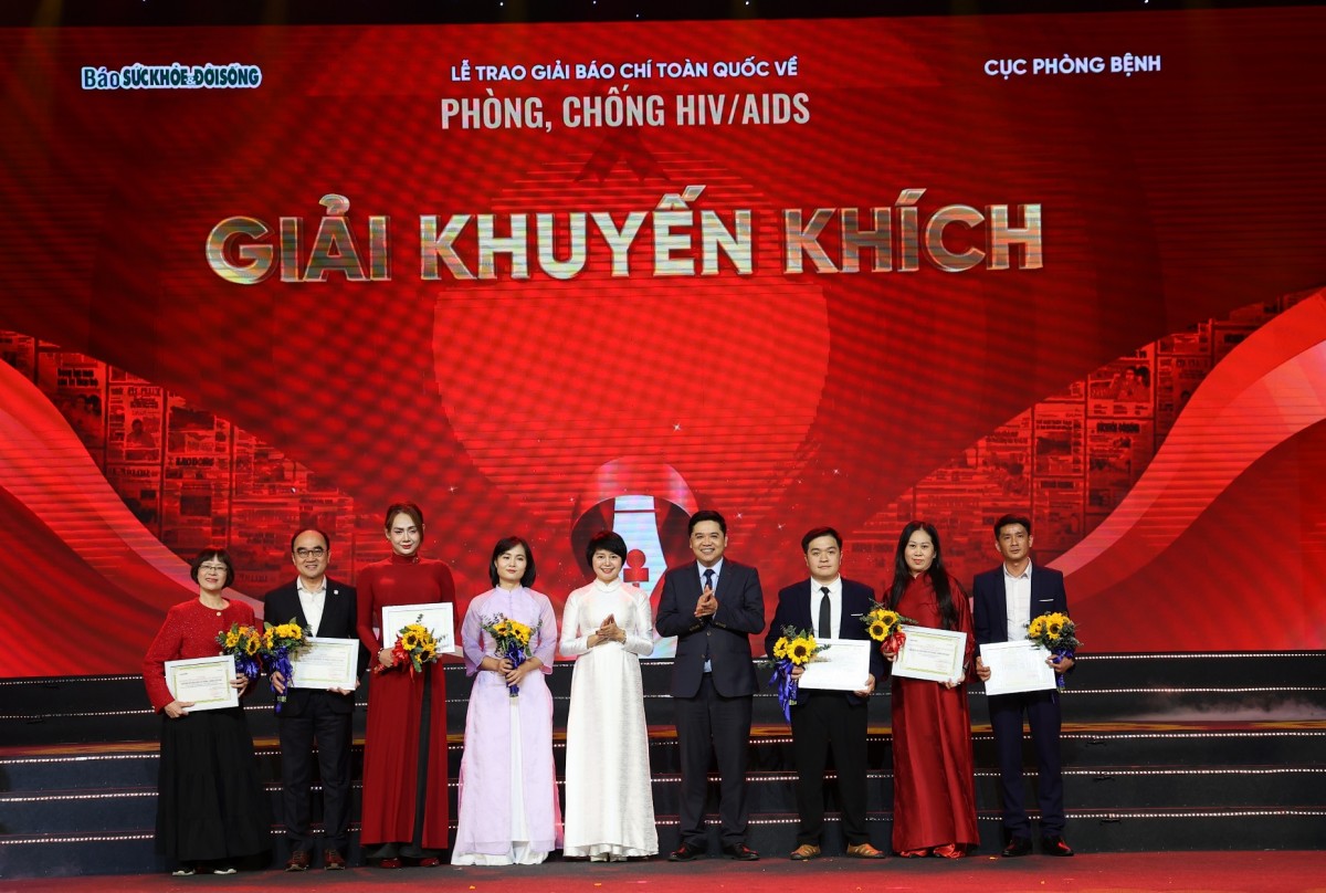 Ths. Bs. Võ Hải Sơn, Phó Cục trưởng Cục Phòng bệnh (Bộ Y tế); Nhà báo Trần Yến Châu - Phó Tổng Biên tập Báo Sức khỏe và Đời sống trao giải cho các tác giả và tác phẩm đạt giải Khuyến khích. Ảnh: BTC