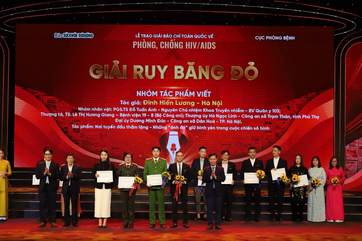 BTC trao giait Ruy băng đỏ cho các tác giả và tác phẩm đạt giải. Ảnh: BTC