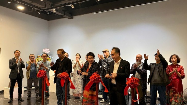 Đại diện nhà triển lãm và các nghệ sĩ cắt băng khai mạc. Ảnh: BTC
