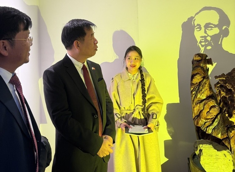 Đại sứ Vũ Hồ bên bức ảnh Chủ tịch Hồ Chí Minh trưng bày tại triển lãm. Ảnh: Đại sứ quán Việt Nam tại Hàn Quốc