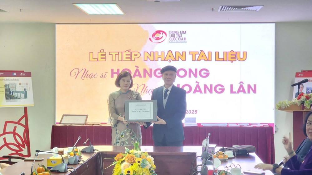 Trung tâm Lưu trữ quốc gia III tiếp nhận tư liệu quý của các nhạc sĩ gạo cội trao tặng