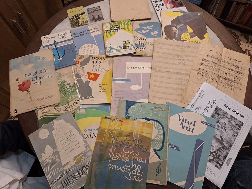 Các ấn phẩm âm nhạc của nhạc sĩ Hoàng Vân. Ảnh: BTC