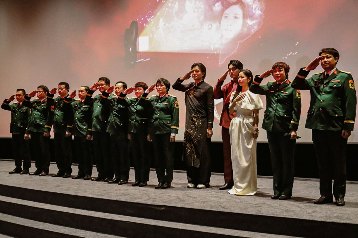 Đoàn làm phim “Mưa đỏ” tại buổi bế mạc Tuần lễ “Điện ảnh Việt Nam - Hành trình ánh sáng”. Ảnh: BTC