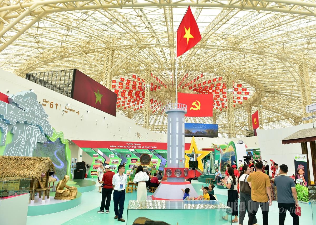 Triển lãm “Thành tựu kinh tế, xã hội của đất nước sau 40 năm đổi mới