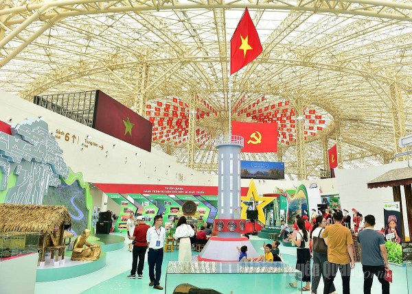 trien lam thanh tuu kinh te xa hoi cua dat nuoc sau 40 nam doi moi