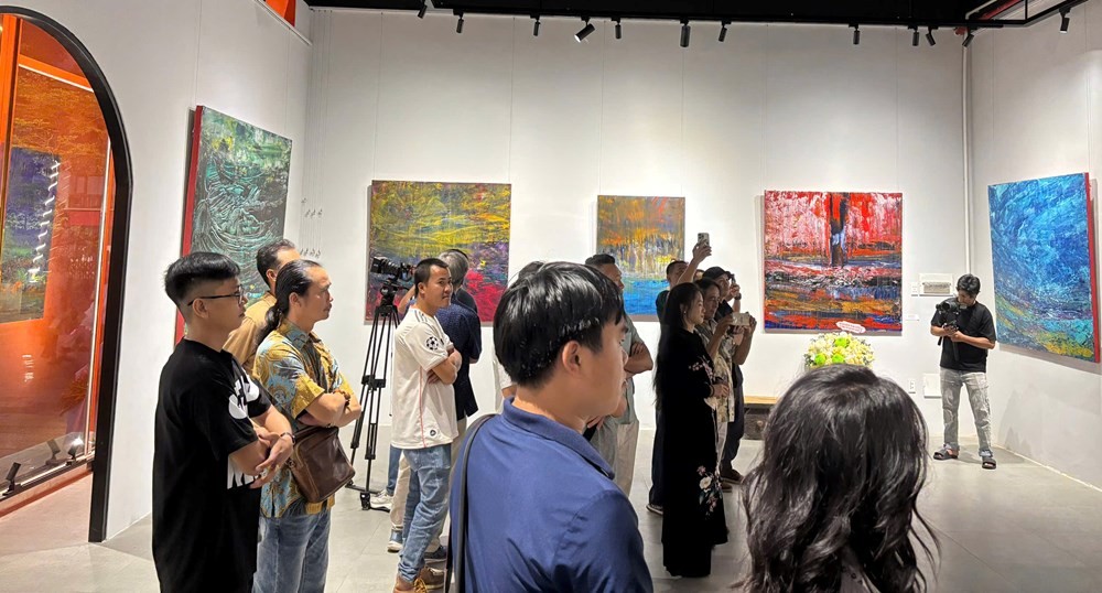 Quang cảnh buổi khai mạc triển lãm. Ảnh: BTC