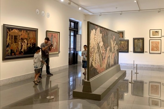 Khai mạc triển lãm "Dưới lớp thời gian" của Nguyễn Xuân Lục