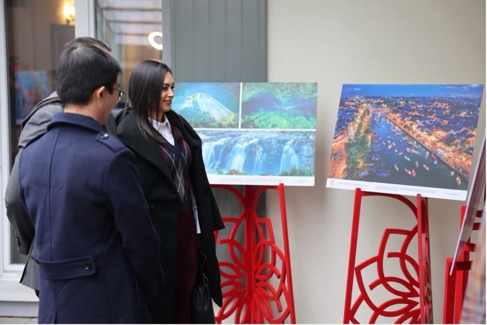 Bạn bè quốc tế chiêm ngưỡng ảnh tại Triển lãm. Ảnh: BTC