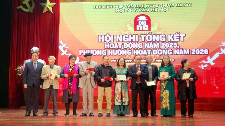 Hội nghị là dịp nhìn lại chặng đường hoạt động một năm qua, đồng thời xác định những nhiệm vụ trọng tâm trong giai đoạn tiếp theo của tổ chức nghề nghiệp đại diện cho đội ngũ người viết Thủ đô. Ảnh: N.D