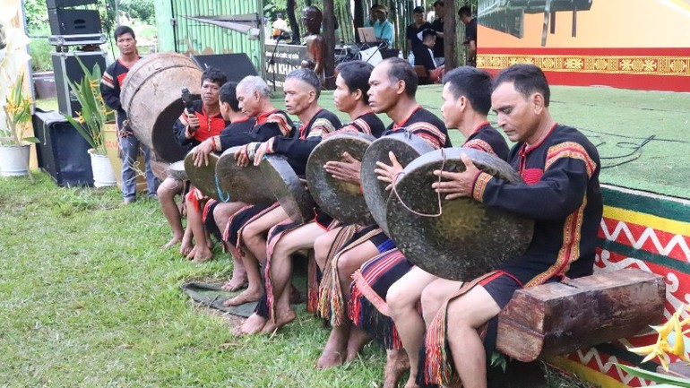 Các nghệ nhân một đội chiêng tham gia Liên hoan Văn hóa cồng chiêng tỉnh Đắk Lắk. Ảnh: T.L