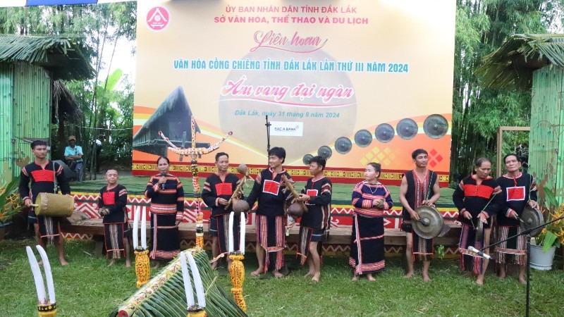 Các nghệ nhân, diễn viên dân gian biểu diễn tại Liên hoan Văn hóa cồng chiêng tỉnh Đắk Lắk lần thứ III năm 2024. Ảnh: T.L